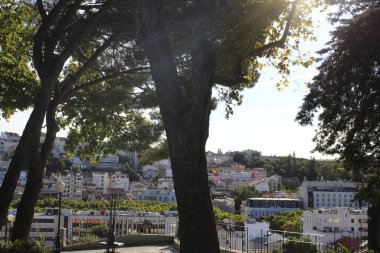 Lizbon 'da Jardim do Torel. 10 Eylül 2021, Lizbon, Portekiz: Torel Garden 'da yoğun bir insan hareketi, Lizbon şehrinin panoramik manzarasına sahip bir yer, Cuma (10)).
