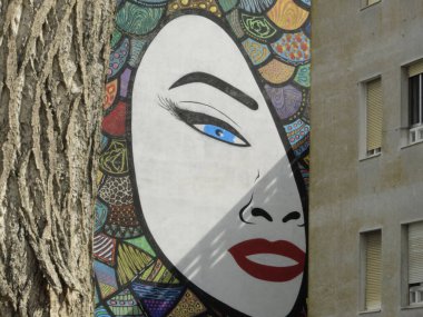 Lizbon 'un Marvila mahallesinde şehir sanatı şeklinde graffiti. Lizbon, Portekiz: Lizbon 'da gerçek bir açık hava galerisi olan Marvila civarındaki kentsel sanat duvarları ve binaları biçiminde graffiti