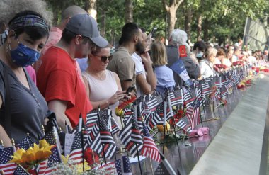 11 Eylül Anıtı 'nın Sıfır Noktasına Genel İzin Verildi. 11 Eylül 2021, New York, ABD: Halka New York 'taki ikiz kulelere düzenlenen terörist saldırının 20. yıldönümü boyunca 11 Eylül' ün başlangıç noktasını görme izni verildi. 