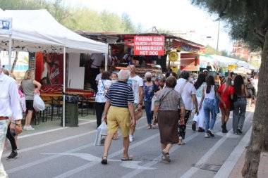 Pesaro 'daki geleneksel Sao Nicola Fuarı' nda hareketlilik. 11 Eylül 2021, Paraso, İtalya: Halk 11 Eylül 2021 tarihinde İtalya 'nın kuzeyindeki Pesaro kentinde geleneksel Sao Nicola Fuarı' nı onurlandırdı..