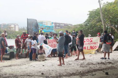 Balıkçılar Lagoas de Jacarepagua 'daki kirliliği protesto ediyorlar. 11 Eylül 2021, Rio de Janeiro: Jakarepagua 'daki Canal do Anil Sanatsal Balıkçılar Derneği üyeleri ve Baia Viva hareketi, barqueata SOS Lagoas' ı organize etti. 