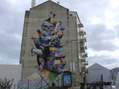 Lizbon 'un Marvila mahallesinde şehir sanatı şeklinde graffiti. Lizbon, Portekiz: Lizbon 'da gerçek bir açık hava galerisi olan Marvila civarındaki kentsel sanat duvarları ve binaları biçiminde graffiti