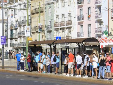 Lizbon 'daki Martim Moniz Meydanı. 10 Eylül 2021, Lizbon, Portekiz: Lizbon 'daki Martim Moniz Meydanı' nda hareketlilik, 28 numaralı teleferiğin başlangıç noktası, en eski bölümden geçen en büyüleyici yer. 