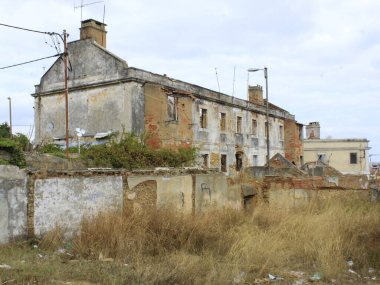 Lizbon 'daki eski binalar. 9 Eylül 2021, Lizbon, Portekiz: 9 Eylül Perşembe günü Lizbon, Portekiz 'in Marvila bölgesindeki eski ve harap edilmiş mülklerin manzarası. Çoğu hala terk edilmiş durumda.. 