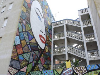 Lizbon 'un Marvila mahallesinde şehir sanatı şeklinde graffiti. Lizbon, Portekiz: Lizbon 'da gerçek bir açık hava galerisi olan Marvila civarındaki kentsel sanat duvarları ve binaları biçiminde graffiti