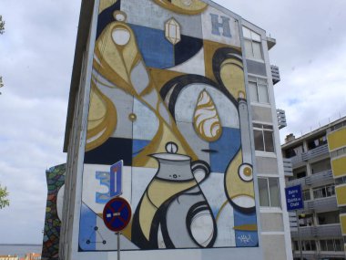Lizbon 'un Marvila mahallesinde şehir sanatı şeklinde graffiti. Lizbon, Portekiz: Lizbon 'da gerçek bir açık hava galerisi olan Marvila civarındaki kentsel sanat duvarları ve binaları biçiminde graffiti