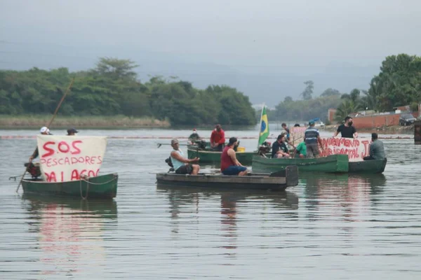 漁師はラゴス ジャカレパグアの汚染に抗議する 2021年9月11日リオ ジャネイロ ジャカレパグアのアニル アーティスタナル フィッシャーマンズアソシエーション Anil Artisanal Fishermen — ストック写真