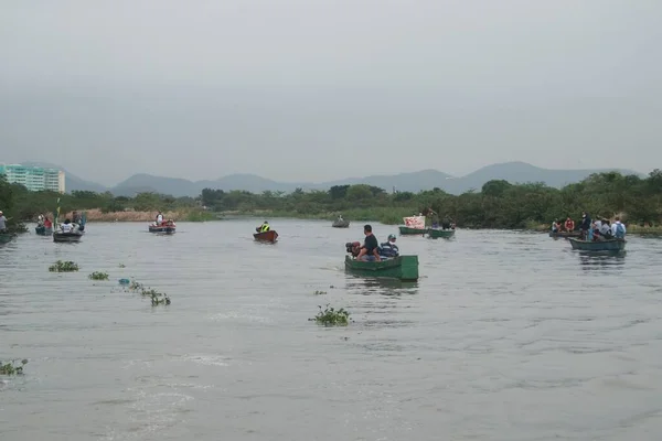 2021年9月11日リオ ジャネイロ運河のメンバーは ジャカレパグアのAnil Artisanal Fishermen Associationとバイア ビバ運動を組織し バルケータSosラゴアス ジャカレパグアを組織し 現場での汚染対策を実証した — ストック写真