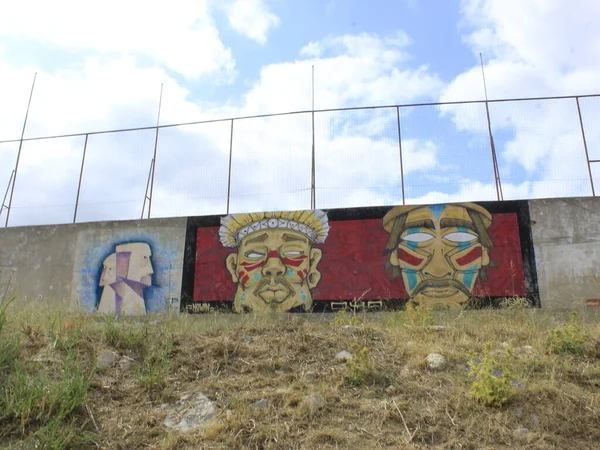 リスボンのマルビラ地区の都市芸術の形で落書き リスボン ポルトガル リスボン市内の非常にオープンエアのギャラリーマルヴィラの近所の都市のアートカラーの壁や建物の形で落書き — ストック写真