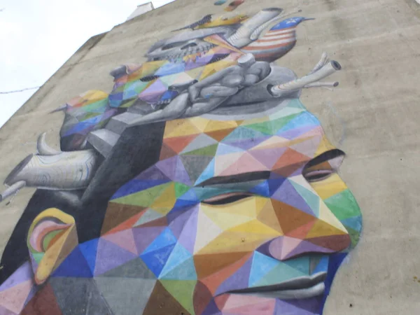 Lizbon 'un Marvila mahallesinde şehir sanatı şeklinde graffiti. Lizbon, Portekiz: Lizbon 'da gerçek bir açık hava galerisi olan Marvila civarındaki kentsel sanat duvarları ve binaları biçiminde graffiti