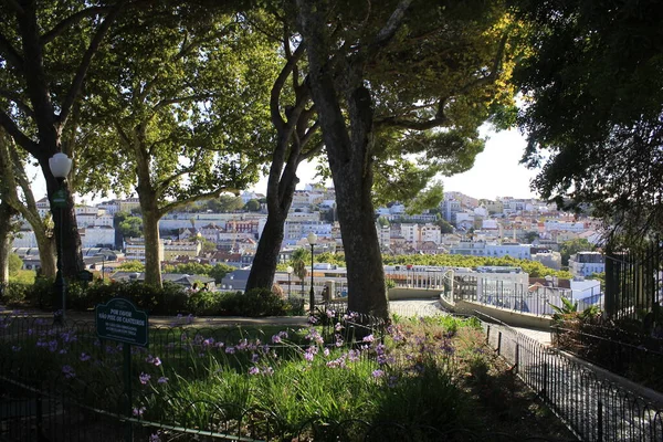 Lizbon 'da Jardim do Torel. 10 Eylül 2021, Lizbon, Portekiz: Torel Garden 'da yoğun bir insan hareketi, Lizbon şehrinin panoramik manzarasına sahip bir yer, Cuma (10)).