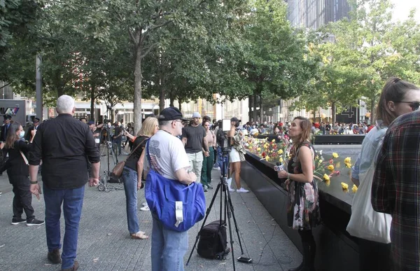 一般公開9 11記念の地上ゼロへのアクセスを許可しました 9月11 2021 ニューヨーク 一般市民は ニューヨークのツインタワーへのテロ攻撃の20周年の間に9 11の地面を見ることが許可されています — ストック写真