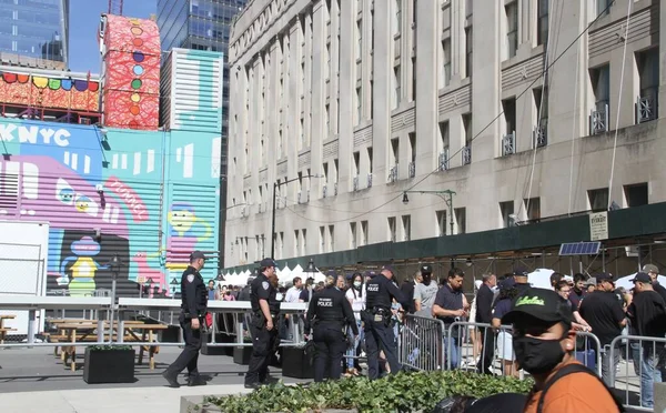 Sıfır Noktası 'ndaki 11 Eylül Anıtı' nın 20. yıldönümü. 11 Eylül 2021, New York, ABD: New York 'taki ikiz kulelere düzenlenen 11 Eylül saldırısının 20. yıldönümü, aralarında ölenlerin ailelerinin de bulunduğu birçok kişinin katılımıyla kutlanıyor. 