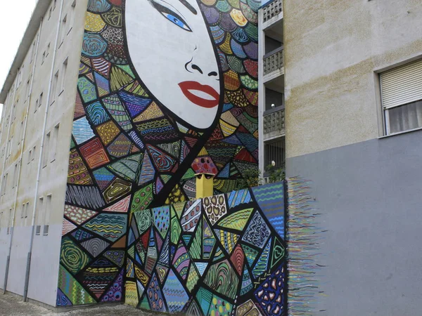 Lizbon 'un Marvila mahallesinde şehir sanatı şeklinde graffiti. Lizbon, Portekiz: Lizbon 'da gerçek bir açık hava galerisi olan Marvila civarındaki kentsel sanat duvarları ve binaları biçiminde graffiti