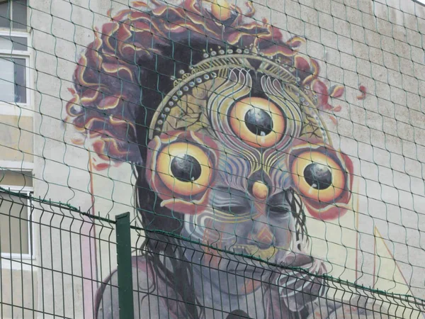 Lizbon 'un Marvila mahallesinde şehir sanatı şeklinde graffiti. Lizbon, Portekiz: Lizbon 'da gerçek bir açık hava galerisi olan Marvila civarındaki kentsel sanat duvarları ve binaları biçiminde graffiti