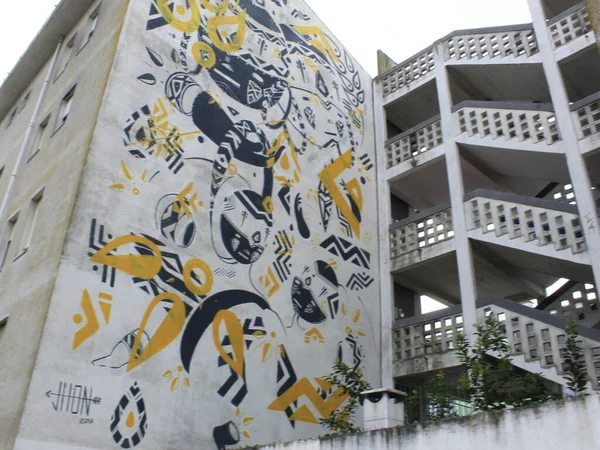 リスボンのマルビラ地区の都市芸術の形で落書き リスボン ポルトガル リスボン市内の非常にオープンエアのギャラリーマルヴィラの近所の都市のアートカラーの壁や建物の形で落書き — ストック写真
