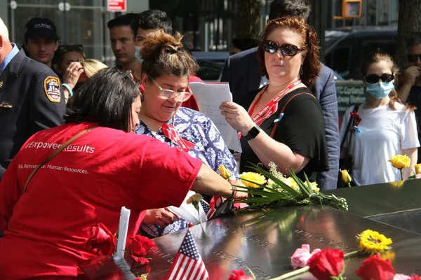 Families Van Overledenen Brengen Hulde Aan Ground Zero Van Memorial — Stockfoto