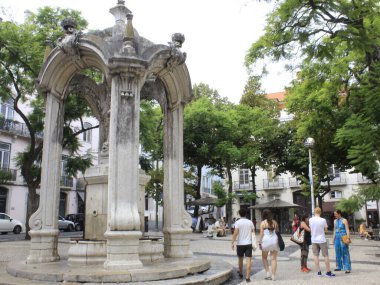 (Lizbon 'da hareket eden insanlar. 12 Eylül 2021, Lizbon, Portekiz: Koronavirüs salgınının ortasında Lizbon 'un merkezinde ve şehrin panoramik manzaralarının bir kısmı.  