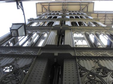 Lizbon 'daki Santa Justa asansörü. 12 Eylül 2021, Lizbon, Portekiz: Portekiz 'in başkenti Lizbon' daki Santa Justa asansöründe 12 Eylül Pazar günü turist hareketi). 