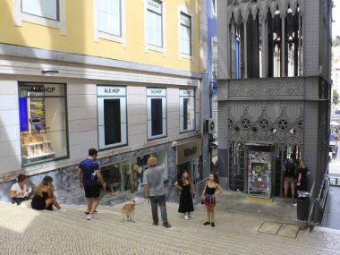 Lizbon 'daki Santa Justa asansörü. 12 Eylül 2021, Lizbon, Portekiz: Portekiz 'in başkenti Lizbon' daki Santa Justa asansöründe 12 Eylül Pazar günü turist hareketi). 