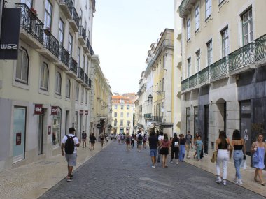 (Lizbon 'da hareket eden insanlar. 12 Eylül 2021, Lizbon, Portekiz: Koronavirüs salgınının ortasında Lizbon 'un merkezinde ve şehrin panoramik manzaralarının bir kısmı.  