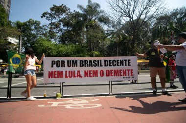 (Brezilya Cumhurbaşkanı Jair Bolsonaro 'ya karşı Sao Paulo' da protesto. Sao Paulo, Brezilya: Protestocular, 12 Eylül Pazar günü Sao Paulo 'daki Paulista Bulvarı' nda Cumhurbaşkanı Jair Bolsonaro 'nun görevden alınması yönünde bir protestoya katıldılar. Oyna