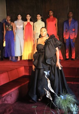 (New York FW: CHUCKS Collin SS 2022 Koleksiyonu. 12 Eylül 2021, New York, ABD: COVID-19 kısıtlamalarından dolayı bir yıldan fazla çevrimiçi yayın yaptıktan sonra, New York Moda Haftası geçit törenlerine geri dönüyor ve CHUCKS COLLINS SS 2022 Coll 'u sunuyor