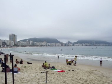 (Rio de Janeiro 'daki Copacabana Sahili' nde havalar. 12 Eylül 2021, Rio de Janeiro, Brezilya: Rio de Janeiro 'nun güneyindeki plajlarda (Copacabana, Arpoador ve Leme), Pazar günü, Rio de Janeiro' nun başkentinde yüksek sıcaklıklarla yıkanır