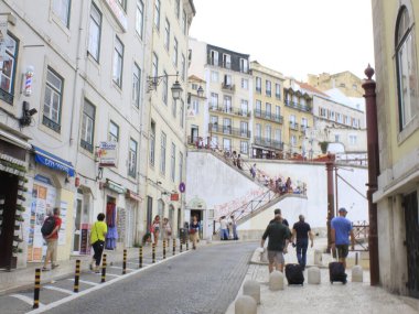 (Lizbon 'da hareket eden insanlar. 12 Eylül 2021, Lizbon, Portekiz: Koronavirüs salgınının ortasında Lizbon 'un merkezinde ve şehrin panoramik manzaralarının bir kısmı.  