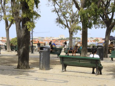 (Lizbon 'da hareket eden insanlar. 12 Eylül 2021, Lizbon, Portekiz: Koronavirüs salgınının ortasında Lizbon 'un merkezinde ve şehrin panoramik manzaralarının bir kısmı.  