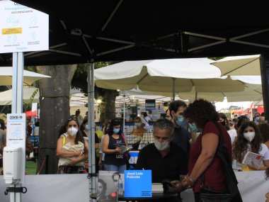 (Portekiz 'deki Lizbon Kitap Fuarı' nın son günü. 12 Eylül 2021, Lizbon, Portekiz: 12 Eylül 2021 tarihinde Portekiz 'deki Eduardo VII parkında düzenlenen 91. Lizbon Kitap Fuarı' nda yoğun hareket