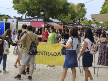 (Portekiz 'deki Lizbon Kitap Fuarı' nın son günü. 12 Eylül 2021, Lizbon, Portekiz: 12 Eylül 2021 tarihinde Portekiz 'deki Eduardo VII parkında düzenlenen 91. Lizbon Kitap Fuarı' nda yoğun hareket