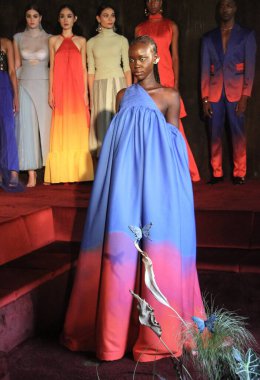 (New York FW: CHUCKS Collin SS 2022 Koleksiyonu. 12 Eylül 2021, New York, ABD: COVID-19 kısıtlamalarından dolayı bir yıldan fazla çevrimiçi yayın yaptıktan sonra, New York Moda Haftası geçit törenlerine geri dönüyor ve CHUCKS COLLINS SS 2022 Coll 'u sunuyor