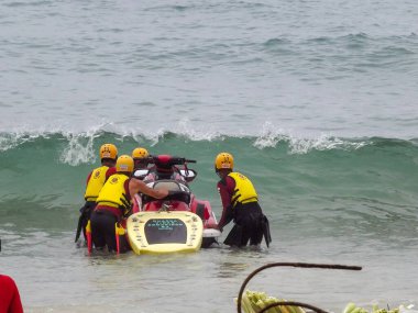 (Rio de Janeiro 'daki Copacabana Sahili' nde havalar. 12 Eylül 2021, Rio de Janeiro, Brezilya: Rio de Janeiro 'nun güneyindeki plajlarda (Copacabana, Arpoador ve Leme), Pazar günü, Rio de Janeiro' nun başkentinde yüksek sıcaklıklarla yıkanır