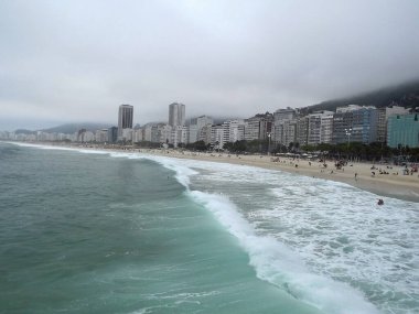 (Rio de Janeiro 'daki Copacabana Sahili' nde havalar. 12 Eylül 2021, Rio de Janeiro, Brezilya: Rio de Janeiro 'nun güneyindeki plajlarda (Copacabana, Arpoador ve Leme), Pazar günü, Rio de Janeiro' nun başkentinde yüksek sıcaklıklarla yıkanır