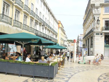 (Lizbon 'da hareket eden insanlar. 12 Eylül 2021, Lizbon, Portekiz: Koronavirüs salgınının ortasında Lizbon 'un merkezinde ve şehrin panoramik manzaralarının bir kısmı.  