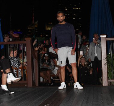 Marc Marlon New York 'ta Moda Haftası sırasında. 12 Eylül 2021, New York, ABD: New York 'ta devam eden moda haftasının bir parçası olarak, tasarımcı Marc Marlon, tasarımlarını çatıdaki farklı modeller aracılığıyla gösterebildi. 