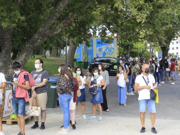 (Portekiz 'deki Lizbon Kitap Fuarı' nın son günü. 12 Eylül 2021, Lizbon, Portekiz: 12 Eylül 2021 tarihinde Portekiz 'deki Eduardo VII parkında düzenlenen 91. Lizbon Kitap Fuarı' nda yoğun hareket