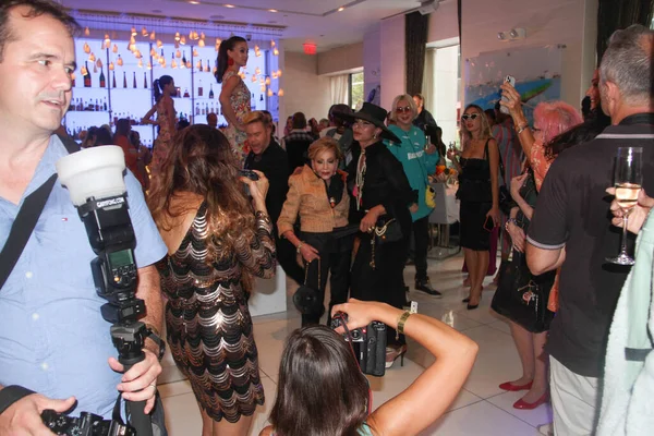 NYFW SS 22: BACKSTAGE. 12 Eylül 2021, New York, ABD: COVID-19 kısıtlamaları nedeniyle bir yıldan uzun bir süre çevrimiçi yayın yaptıktan sonra, New York Moda Haftası kişisel geçit törenlerine geri dönüyor ve Under World 'ün Geri Dönüşünü sunuyor