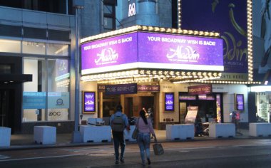  Broadway New York 'a geri döndü. 14 Eylül 2021, New York, ABD: Neredeyse bir buçuk yıl sonra, Broadway tüm New York City 'deki tiyatroların yeniden açılışıyla tam güçle geri geliyor.