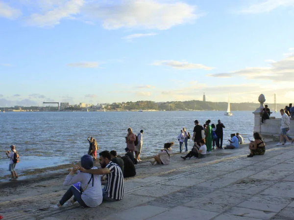 Lidé Užívají Pozdní Odpoledne Příjemného Počasí Náměstí Comercio Lisabonu Září — Stock fotografie