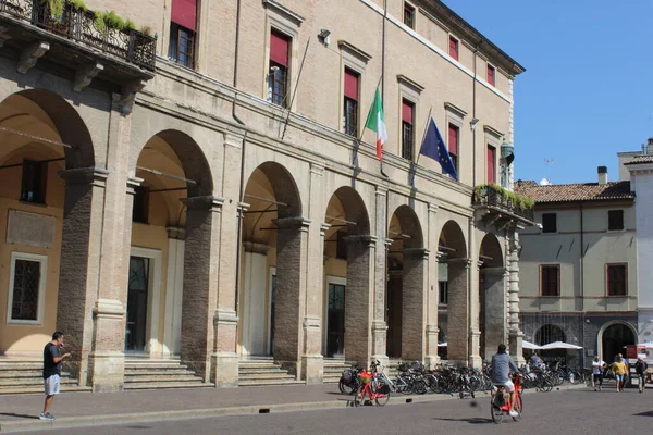 観光客の移動は学校に戻るとイタリアで減少する 9月14 2021 リミニ イタリア リミニの人々の移動を減らす 北イタリア 夏の休暇中に人気のある観光地 — ストック写真