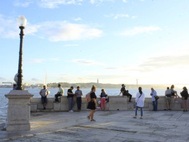 İnsanlar Lizbon 'daki Comercio Meydanı' nda öğleden sonra yaşanan hoş havanın tadını çıkarıyorlar. 14 Eylül 2021, Lizbon, Portekiz: İnsanlar, Lizbon 'un en geleneksellerinden biri olan Comercio Meydanı' nda keyifli bir öğleden sonranın keyfini çıkarıyorlar.