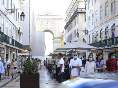 Lizbon sokaklarında ve meydanlarında insan dolaşımı. 14 Eylül 2021, Lizbon, Portekiz: Portekiz 'in başkenti Lizbon' un caddelerinde ve meydanlarında bir yaz günü daha güzel bir hava koşuluyla insan dolaşımı