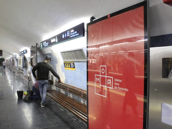 リスボン地下鉄アロイオス駅は4年間の建設後に再開される 2021年9月14日ポルトガル リスボン地下鉄緑線アロイオス駅旅客移動2021年9月14日火曜日に再開 — ストック写真