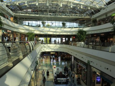 Vasco da Gama alışveriş merkezi, Lizbon 'da. 15 Eylül 2021, Lizbon, Portekiz: 15 Eylül Çarşamba günü Lizbon, Portekiz 'deki Vasco da Gama alışveriş merkezinde ve çevrede insan dolaşımı).
