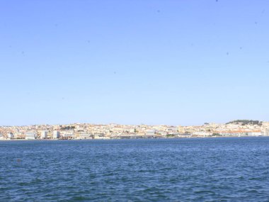 (Lizbon 'da toplu taşıma hareketi. 16 Eylül 2021, Lizbon, Portekiz: Lizbon 'daki Cais do Sodre nehir istasyonları arasında, Cacilhas ilçesine hareket, Christo Rei anıtına varış, 16 Eylül Perşembe, 20 Eylül