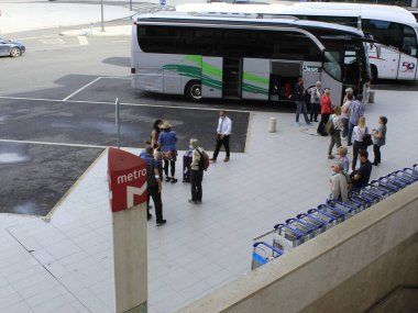 Lizbon Uluslararası Havaalanı. 15 Eylül 2021, Lizbon, Portekiz: Lizbon Humberto Delgado Uluslararası Havalimanı 'nda ve 15 Eylül 2021 Çarşamba günü havaalanına giden bir metro istasyonunda yolcuların hareketi