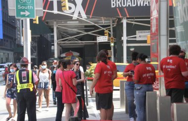Geri dönmesine rağmen Broadway biletleri alan çok az insan var. 14 Eylül 2021, New York, ABD: Neredeyse bir buçuk yıl sonra, Broadway tüm New York 'taki tiyatroların yeniden açılmasıyla tam güçle geri dönüyor