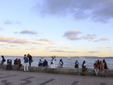 (İnsanlar Lizbon 'daki Cais do Sodre' de akşamın tadını çıkarıyor. 17 Eylül 2021, Lizbon, Portekiz: İnsanlar, 17 Eylül Cuma günü Lizbon 'da Cais do Sodre ile Terreiro do Paco arasındaki hoş Avrupa yazının tadını çıkarıyorlar.). 